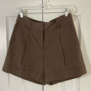 Women’s size 2 cuffed, pleated summer shorts brown with belt loops front pockets